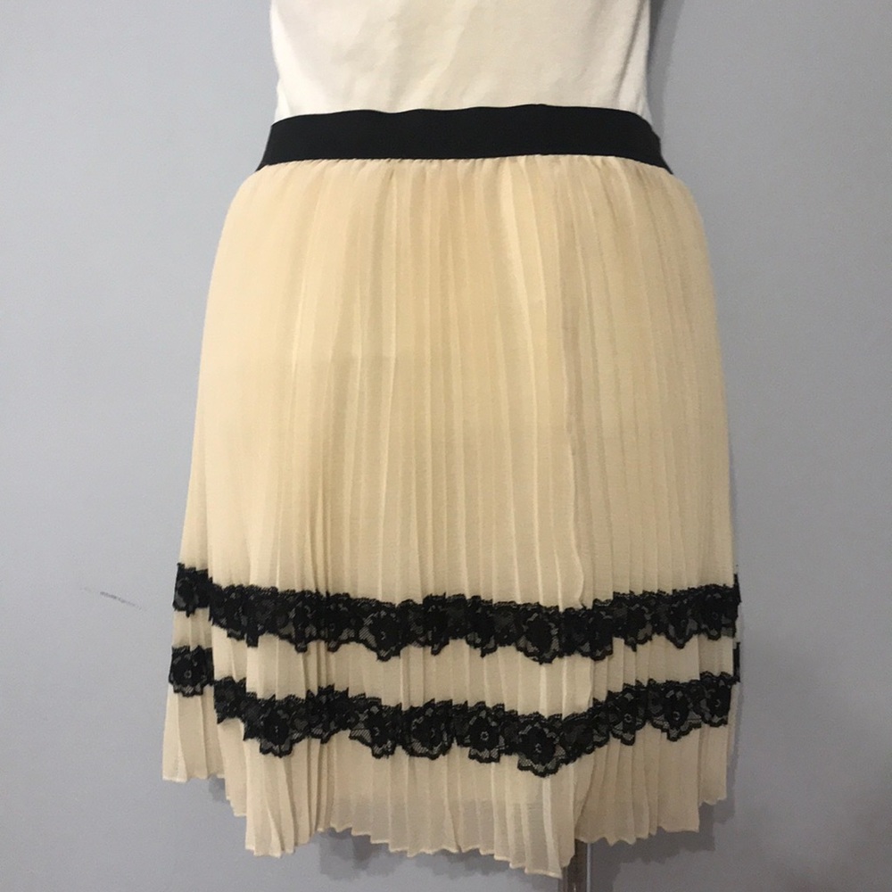 NWT! American Rag Pleated Skirt with Black Lace - Picture 5 of 6